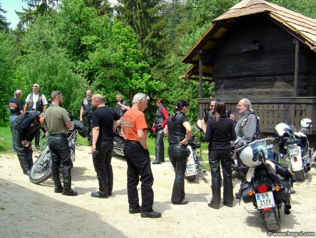 008-Na dvorišču domačije.jpg