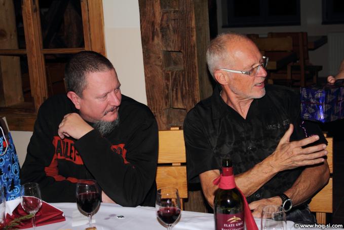2011-12-04 09 HOG+Lipa Rogla koča Jurgovo.jpg