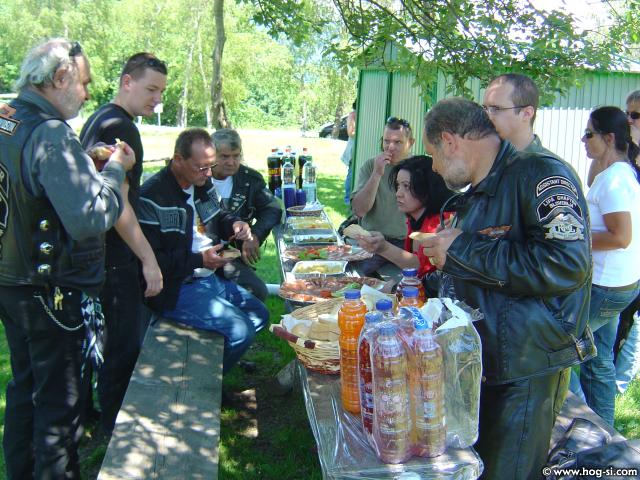 004 Polno dobrot.jpg