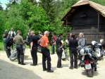 008-Na dvorišču domačije.jpg